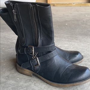 Women’s black boots